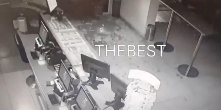 Καρέ- καρέ η εισβολή διαρρήκτη σε πρακτορείο του ΟΠΑΠ στην Πάτρα – Εμβόλισε την είσοδο με αυτοκίνητο (Bίντεο)
